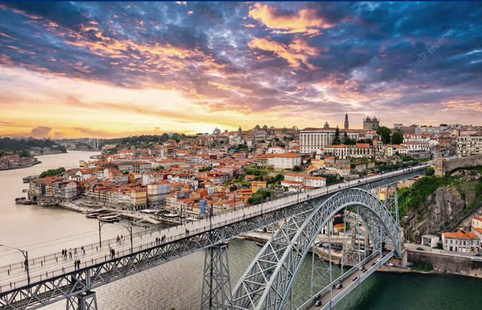 Vista da Ponte D. Luís I e do skyline do Porto